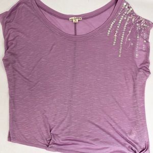 Cute lightweight top w/sequined details Sz medium